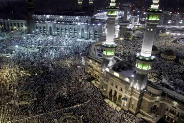 
	Peregrinos mu&ccedil;ulmanos na Grande Mesquita da cidade sagrada de Meca: o incidente ocorreu no dia mais movimentado, sexta-feira, dia de ora&ccedil;&atilde;o para os mu&ccedil;ulmanos
 (REUTERS/Ibraheem Abu Mustafa)