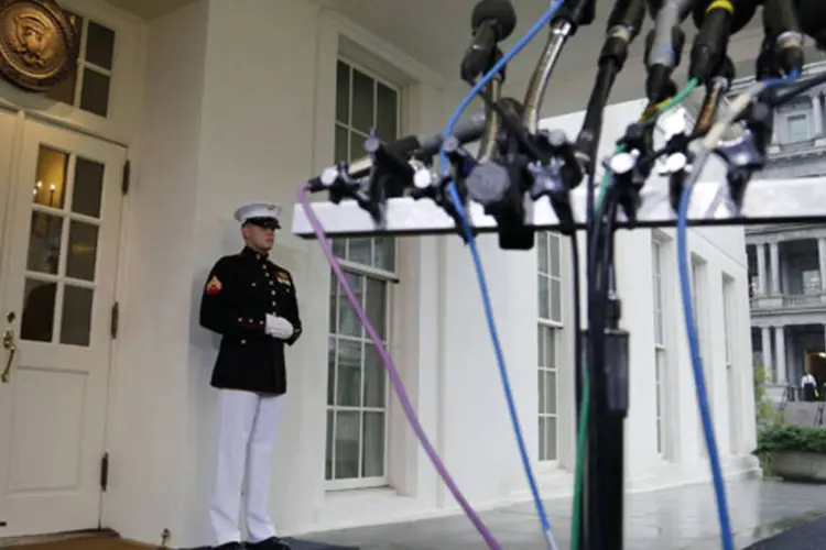 Microfones preparados para os comentário de John Boehner, que se negou a falar com os repórteres após reunião que teve com Barack Obama (Jonathan Ernst/Reuters)