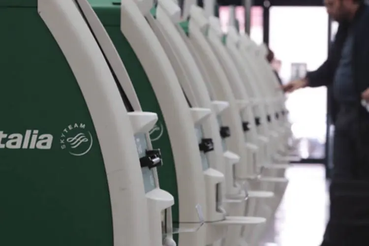 Consumidor da Alitalia utiliza uma máquina de check-in automático no aeroporto de Fiumicino, em Roma (Tony Gentile/Reuters)
