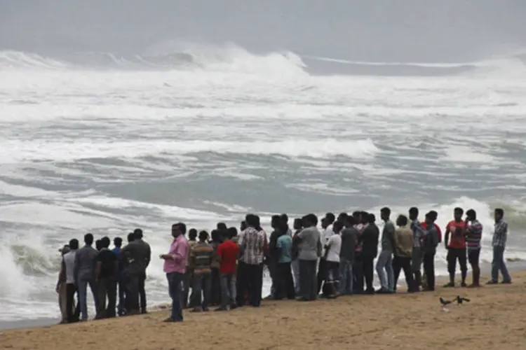 Pessoas observam movimento incomum das ondas: imagens de satélite mostram o Phailin a cerca de 500 quilômetros do litoral da baía de Bengala (Reuters)