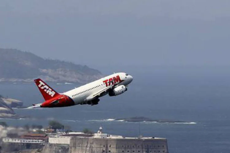
	Avi&atilde;o da TAM: oferta de lugares na avia&ccedil;&atilde;o dom&eacute;stica registrou queda de 0,5% e a taxa de ocupa&ccedil;&atilde;o subiu 8,5 pontos percentuais, chegando a 80,6%
 (Sergio Moraes/Reuters)
