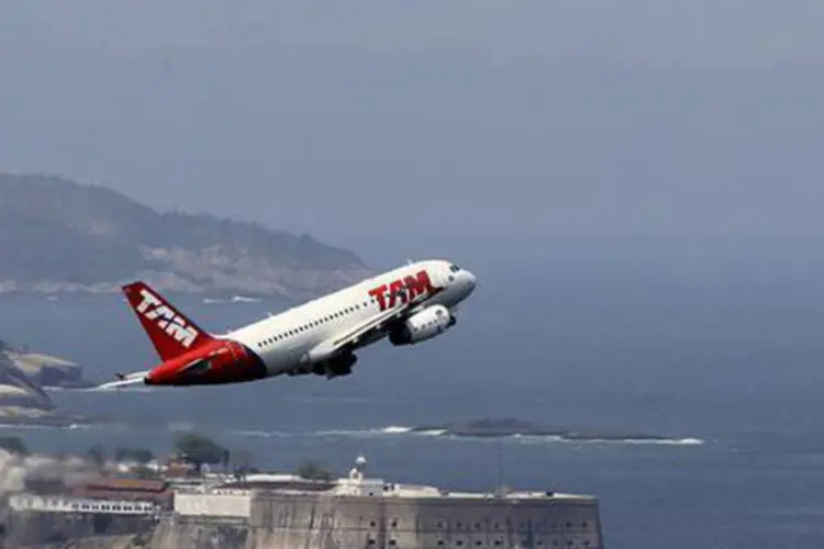 
	Avi&atilde;o da TAM decola a partir do aeroporto Santos Dumont, no Rio de Janeiro
 (Sergio Moraes/Reuters)