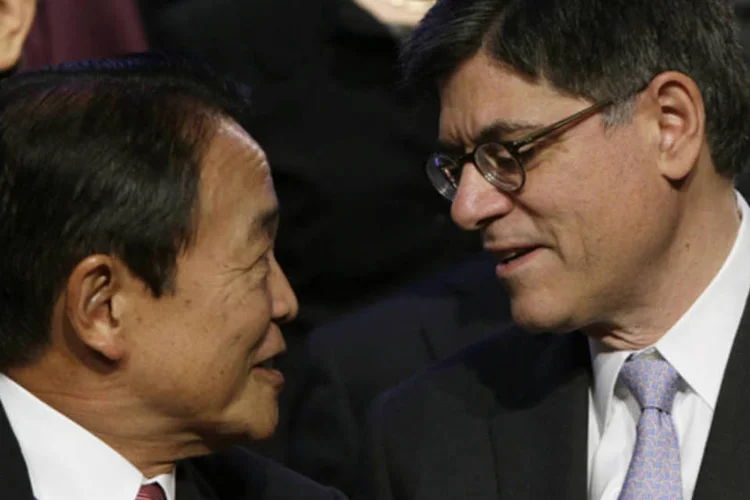 Ministro das Finanças do Japão, Taro Aso, conversa com o Secretário do Tesouro dos Estados Unidos, Jack Lew, em encontro do G20, em Washington (Gary Cameron/Reuters)