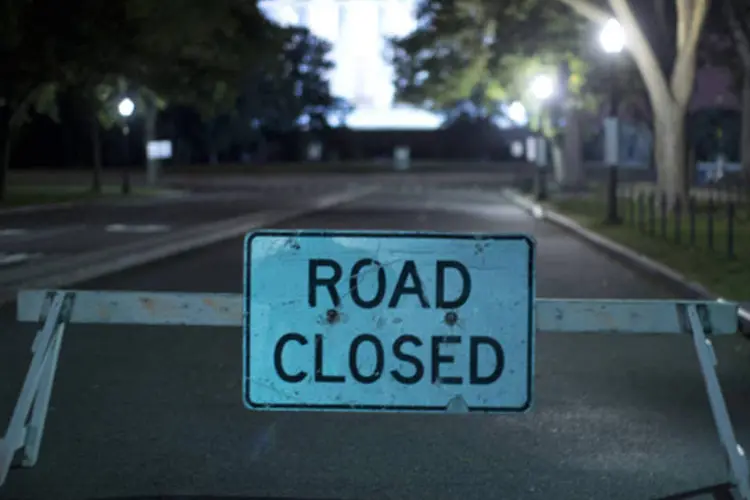 Barricada fecha a passagem à rua de acesso ao Lincoln Memorial, monumento mantido pelo governo federal, em Washington (Jason Reed/Reuters)