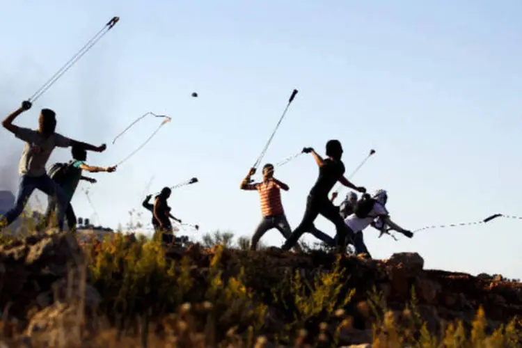 
	Jovens palestinos:&nbsp;&quot;o lixo aqui est&aacute; empilhado t&atilde;o alto que n&atilde;o conseguimos sequer dormir &agrave; noite por causa do cheiro&quot;, disse um morador do campo Madhi Ahmed, de 20 anos
 (REUTERS/Mohamad Torokman)