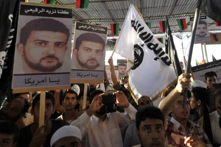 Manifestantes com as imagens do terrorista  Abu Anas al-Liby, da al-Qaeda, durante uma manifestação em Benghazi, no Paquistão (Esam Omran Al-Fetori/Reuters)