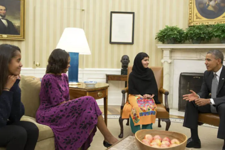 Barack Obama e Michelle Obama durante encontro com Malala Yousafzai, ativista adolescente paquistanesa (Pete Souza/The White House/Divulgação via Reuters)