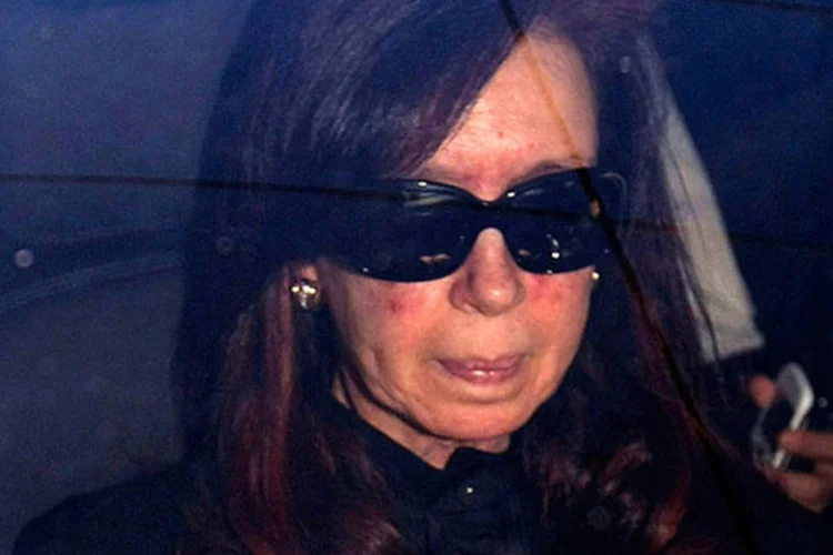 
	Presidente da Argentina, Cristina Kirchner, no carro ao chegar ao hospital, em Buenos Aires
 (REUTERS/Pablo Molina-DyN)