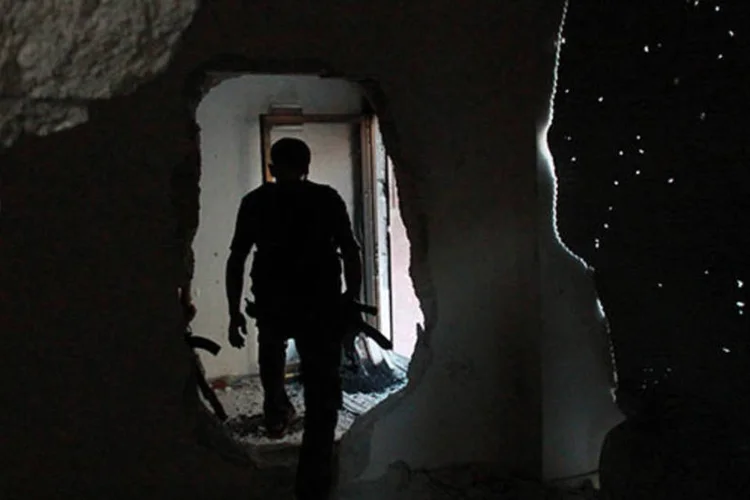 
	Rebelde s&iacute;rio caminha no escuro: a S&iacute;ria tem regularmente passado por grandes apag&otilde;es desde o in&iacute;cio de uma revolta contra o regime Assad
 (REUTERS/Saad Abobrahim)