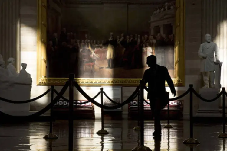 
	Homem caminha por sala do Capit&oacute;lio durante a paralisa&ccedil;&atilde;o parcial do governo dos Estados Unidos
 (Joshua Roberts/Reuters)
