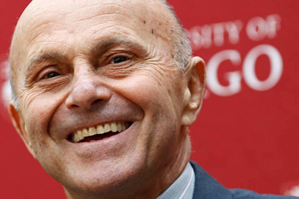 Eugene Fama sorri após anúncio do Nobel