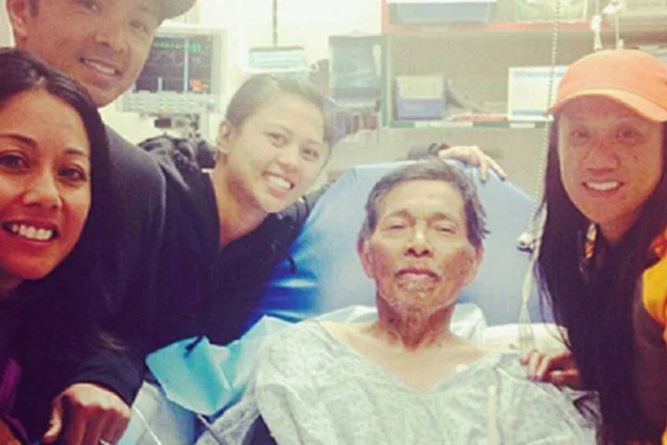 Gene Penaflor no hospital cercado por seus familiares, em uma foto de cortesia da família Penaflor publicada no Instagram (Penaflor Family/Divulgação via Reuters)