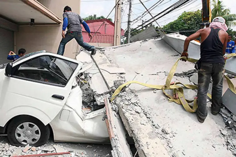 
	Carros destro&ccedil;ados por terremoto nas Filipinas: tremor&nbsp;afetou mais de 3,2 milh&otilde;es de pessoas
 (REUTERS/Stringer)