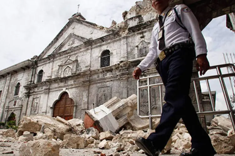 
	Guarda passa por ru&iacute;nas ap&oacute;s passagem de terremoto nas Filipinas:&nbsp;al&eacute;m disso, houve 720 feridos e 10 pessoas que continuam desaparecidas, segundo imprensa
 (REUTERS/Stringer)