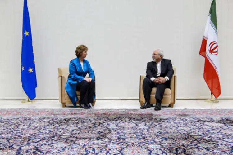 Chefe de política externa da UE, Catherine Ashton, conversa com o chanceler iraniano, Javad Zarif, antes de negociações nucleares a portas fechadas na sede da ONU em Genebra (Fabrice Coffrini/Reuters)