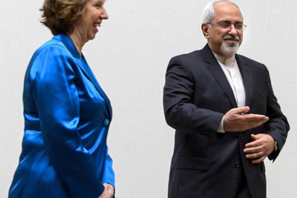 Irã e EUA mantêm diálogo bilateral em reunião na Suíça