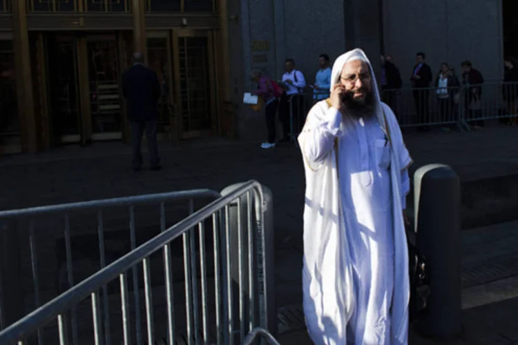 Homem sai da corte federal de Manhattan onde Nazih al-Ragye, conhecido como Abu Anas al-Liby, deveria ser julgado, em Nova York (Eduardo Munoz/Reuters)