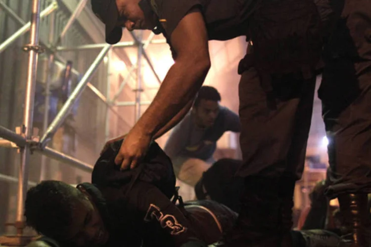
	Policial prende manifestante durante protesto: Secretaria informou que chegou a um acordo para um&nbsp;&quot;trabalho conjunto&quot;&nbsp;com a Pol&iacute;cia Rodovi&aacute;ria Federal para garantir a seguran&ccedil;a
 (Pilar Olivares/Reuters)