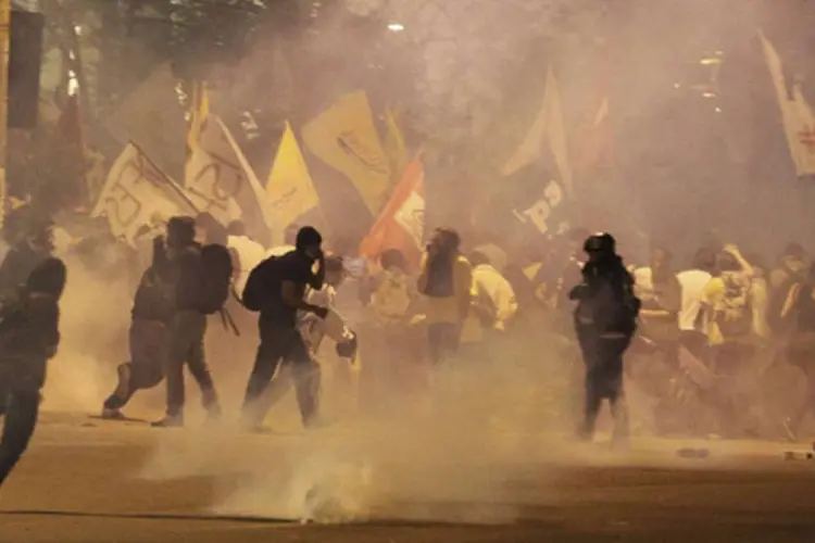 
	Policiais entram em confronto com manifestante durante protesto de apoio a greve dos professores: de acordo com a PM, 400 manifestantes participaram do protesto
 (Nacho Doce/Reuters)