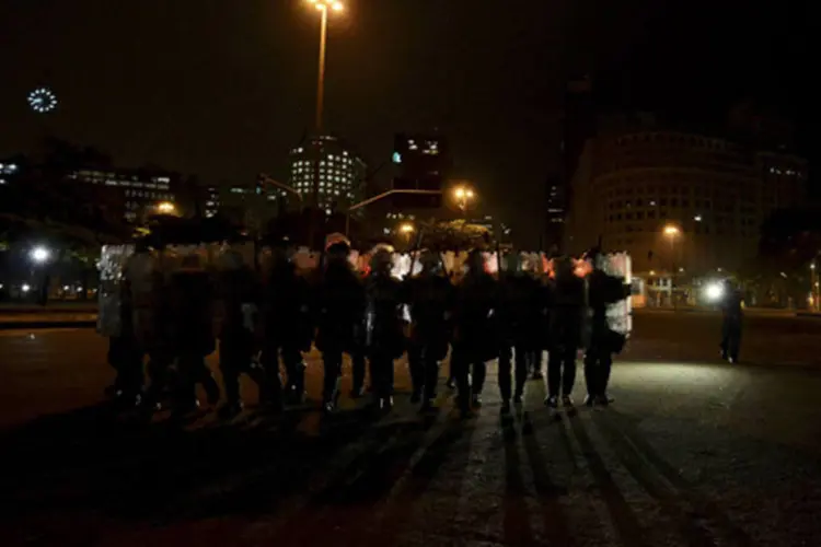 Policiais entram em confronto com manifestante durante protesto de apoio a greve dos professores, no Rio de Janeiro (Lucas Landau/Reuters)