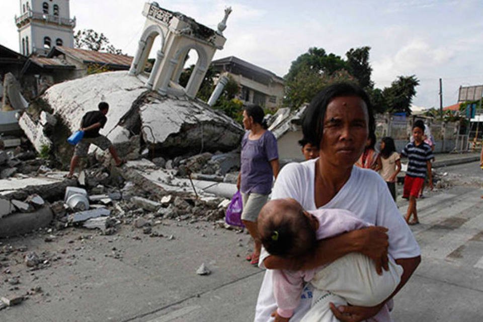 Sobe para 99 o número de mortos em terremoto nas Filipinas