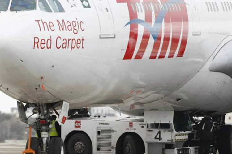 
	Avi&atilde;o da TAM: an&uacute;ncio ocorre num momento que as duas maiores empresas do Brasil cortam voos dom&eacute;sticos e elevam a oferta internacional
 (Darrin Zammit Lup/Reuters)