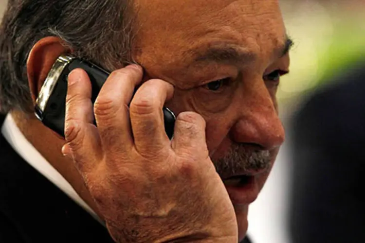 
	Carlos Slim fala ao celular: a Am&eacute;rica M&oacute;vil pode colaborar com a Telef&ocirc;nica em uma aquisi&ccedil;&atilde;o da TIM
 (REUTERS/Edgard Garrido)