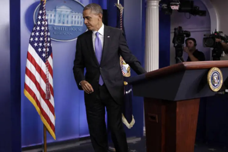 Presidente dos Estados Unidos, Barack Obama, conversa com jornalistas após Senado aprovar projeto de lei para elevar o teto da dívida, na Casa Branca (Yuri Gripas/Reuters)