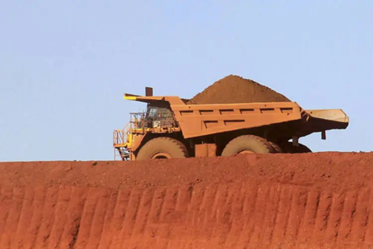 
	Caminh&atilde;o em uma mina de ferro: min&eacute;rio com 62% de teor de ferro para entrega imediata na China caiu US$ 1,40, para US$ 129,50 por tonelada
 (Morag MacKinnon/Reuters)