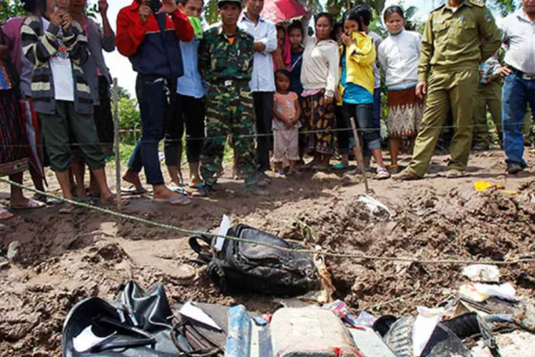 Cidadãos observam restos de avião que caiu ontem em Laos, na Tailândia, devido ao mau tempo (REUTERS/Chaiwat Subprasom)