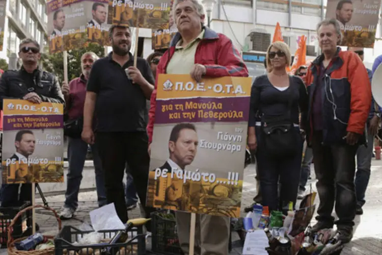 Protesto: pessoas levaram cestos com comida até sede do ministério, na praça Syntagma, e também cartazes sobrepondo fotos de Stournaras e de moradores de rua (John Kolesidis/Reuters)