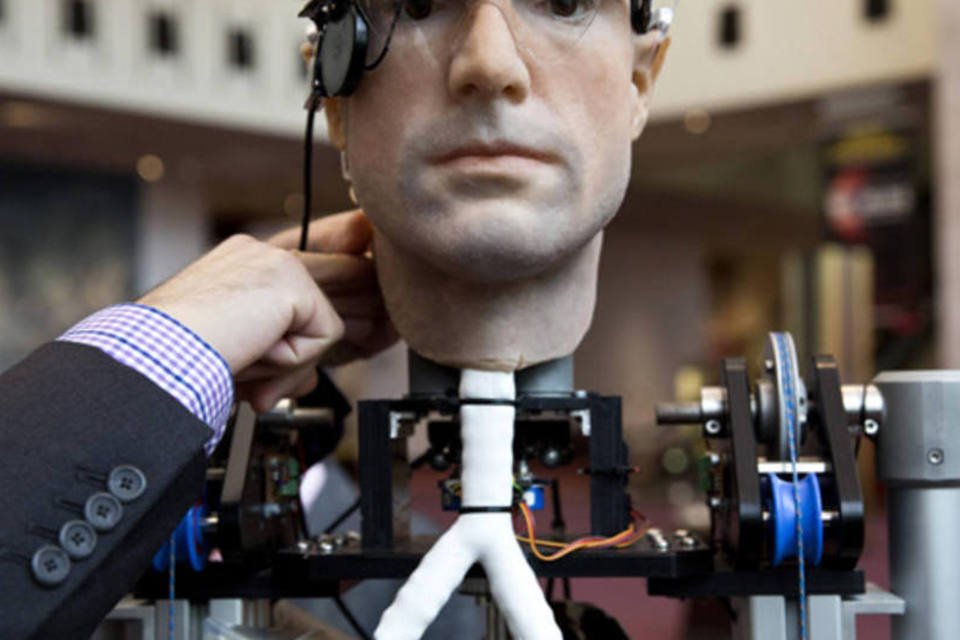 Homem biônico é apresentado em museu de Washington