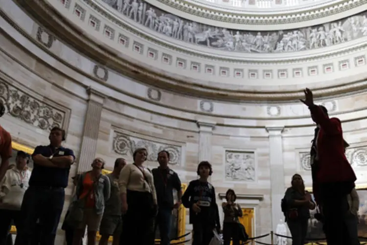 Visitantes são conduzidos a um tour oficial no Capitólio dos Estados Unidos, após o fim da paralisação que durou 16 dias, em Washington (Jonathan Ernst/Reuters)