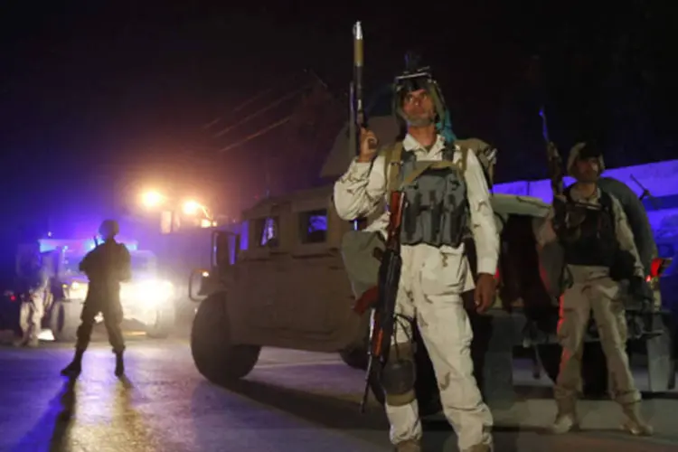 Policial afegão monta guarda no local de um ataque com carro-bomba perto de um complexo internacional no leste de Cabul (Mohammad Ismail/Reuters)