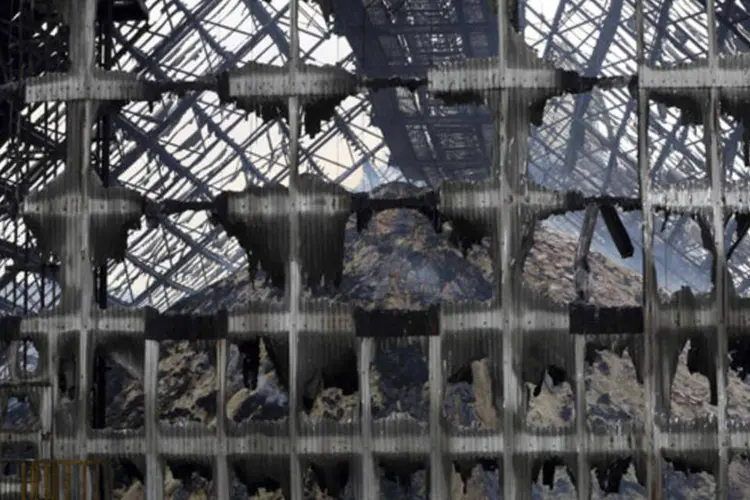 Montanha de açúcar queimado é visto no armazém da Copersucar do Porto de Santos, que foi atingido por um incêndio nesta sexta (Paulo Whitaker/Reuters)