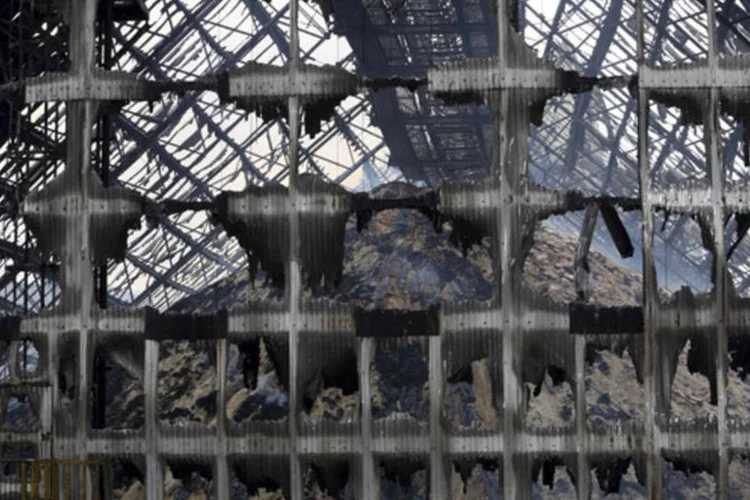 Montanha de açúcar queimado é visto no armazém da Copersucar do Porto de Santos, que foi atingido por um incêndio nesta sexta (Paulo Whitaker/Reuters)
