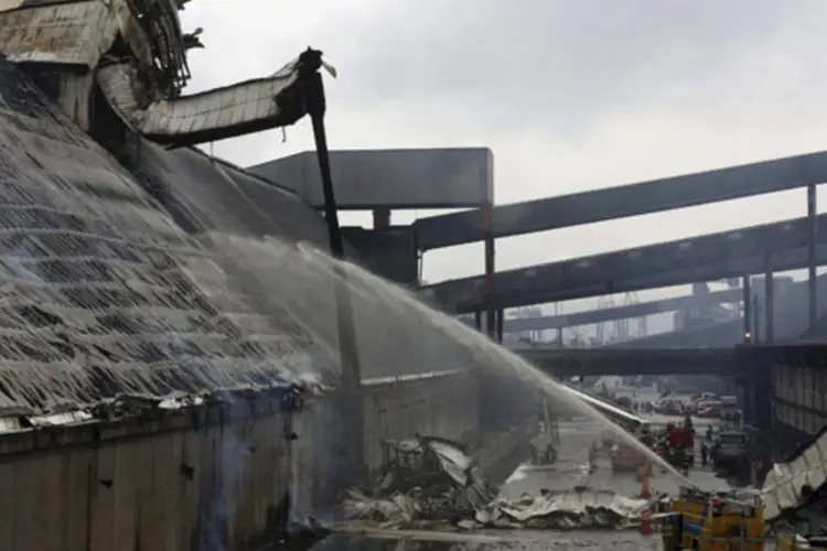 
	Bombeiros tentam apagar inc&ecirc;ndio em armaz&eacute;n da Copersucar: opera&ccedil;&otilde;es no local ainda s&atilde;o prejudicadas pelo inc&ecirc;ndio do ano passado
 (Paulo Whitaker/Reuters)