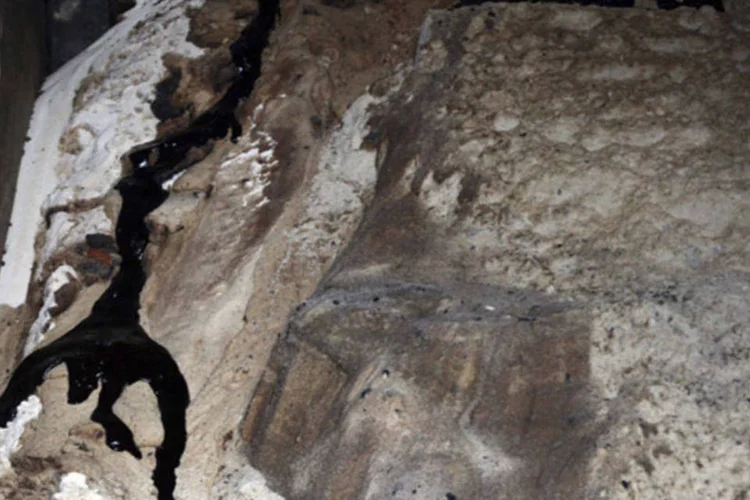 
	Montanha de a&ccedil;&uacute;car queimado: segundo Cetesb, em torno de 200 a 300 toneladas do a&ccedil;&uacute;car&nbsp;queimado e derretido podem ter sido escoados para leito de rio
 (Paulo Whitaker/Reuters)