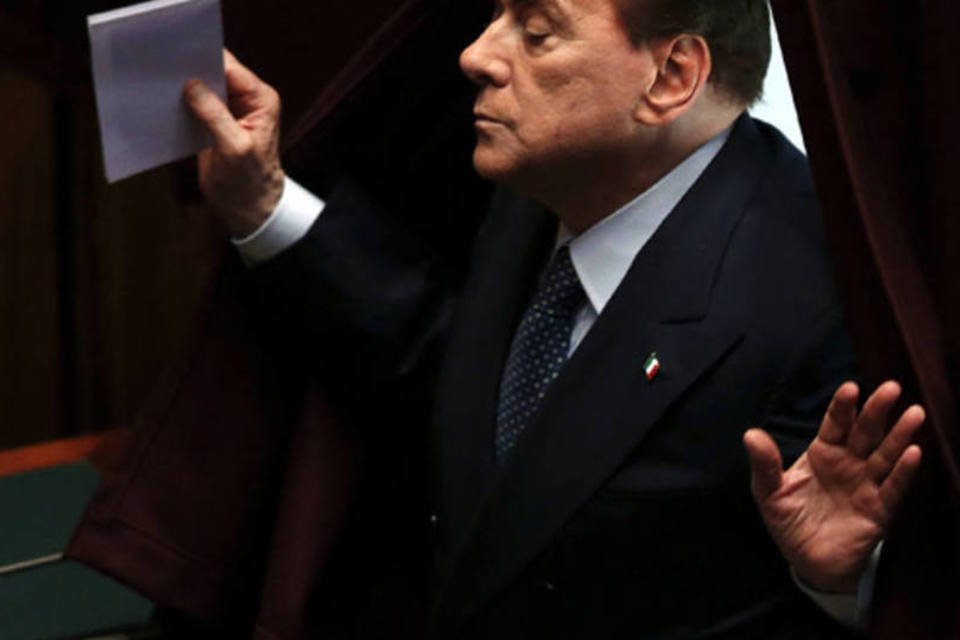Berlusconi para oposição em momento crucial para seu futuro