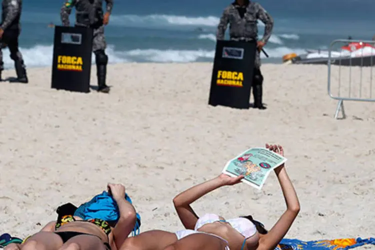 
	For&ccedil;a Nacional passa por banhistas em praia no Rio: a previs&atilde;o &eacute; que o leil&atilde;o tenha uma dura&ccedil;&atilde;o aproximada de 30 minutos
 (REUTERS/Sergio Moraes)