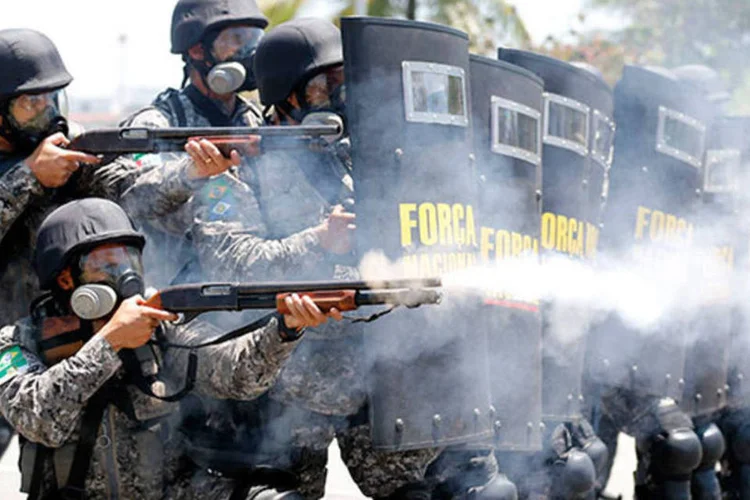 Enquanto o ministro falava, manifestantes eram contidos por policiais e forças do Exército na região do hotel na Barra da Tijuca onde vai acontecer o leilão (REUTERS/Sergio Moraes)