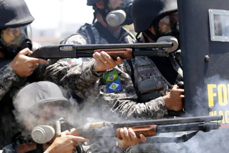 Soldados da Força Nacional de Segurança Pública são vistos durante confronto com manifestantes no Rio de Janeiro (Sergio Moraes/Reuters)