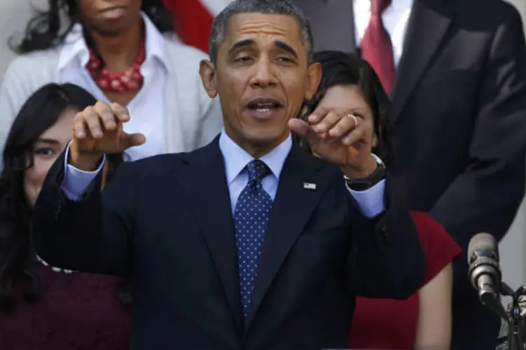
	Barack Obama durante discurso sobre programa de sa&uacute;de p&uacute;blica: presidente, que n&atilde;o estava olhando para tr&aacute;s, se deu conta do que acontecia e chegou a segurar a mulher
 (Kevin Lamarque/Reuters)