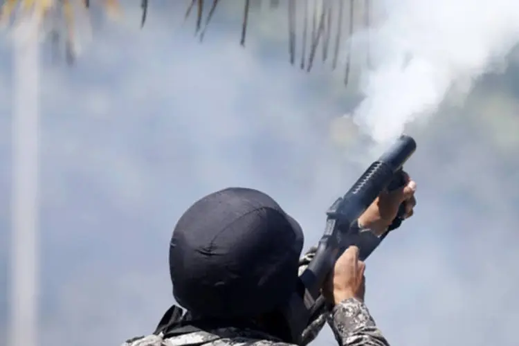 Soldado da Força Nacional de Segurança Pública durante confronto com manifestantes no Rio de Janeiro (Sergio Moraes/Reuters)