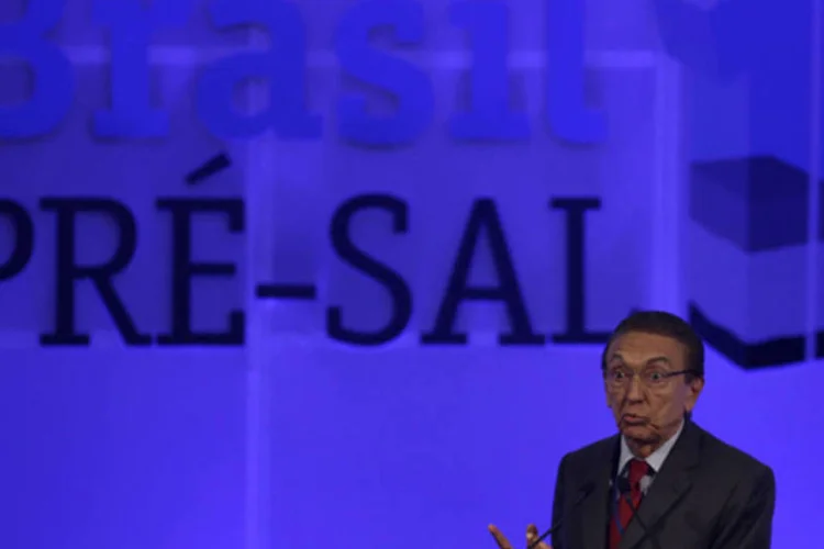 Edison Lobão, ministro de Minas e Energia, discursa durante o leilão para o campo de Libra no Rio de Janeiro (Ricardo Moraes/Reuters)
