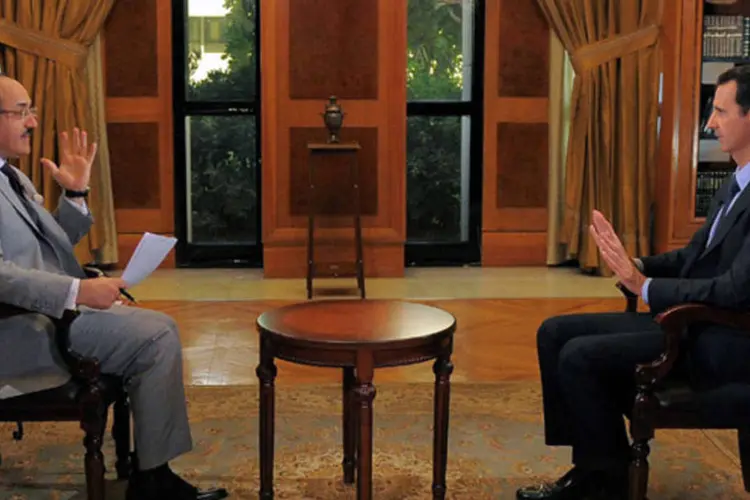 Presidente da Síria, Bashar al-Assad, durante entrevista para a rede de televisão al-Mayadin, em Damasco (SANA/Divulgação via Reuters)