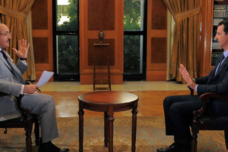 Presidente da Síria, Bashar al-Assad, durante entrevista para a rede de televisão al-Mayadin, em Damasco (SANA/Divulgação via Reuters)