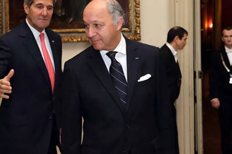 O ministro das Relações Exteriores da França, Laurent Fabius (c), recebe o secretário de Estado dos Estados Unidos, John Kerry (e) (REUTERS/Philippe Wojazer)