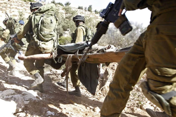 Soldados israelenses carregam corpo de Assi: militante era acusado de ter planejado o ataque a bomba que deixou 29 pessoas feridas em um ônibus em novembro de 2012 (Mohamad Torokman/Reuters)