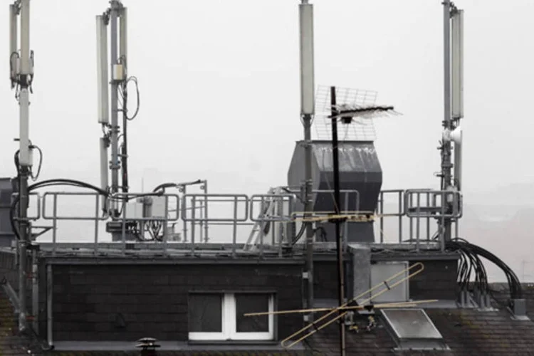 Rede de telefone celulares é vista no teto de uma casa em Viena, na Aústria (Heinz-Peter Bader/Reuters)